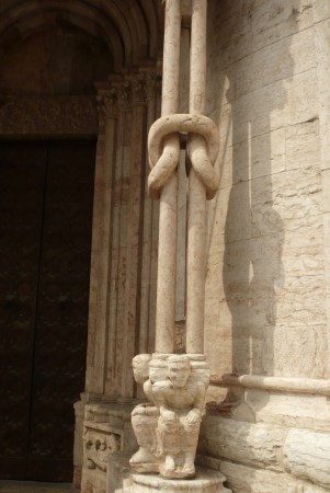 Trento: Cattedrale:particolare colonnine con telamoni